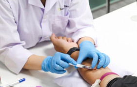 Bị trêu 'bé không giống bố', người đàn ông bí mật mang tóc con xét nghiệm ADN