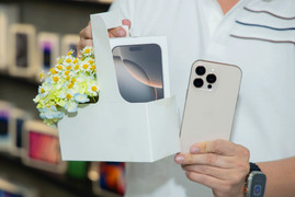 Dân TP.HCM thức xuyên đêm, xếp hàng mua iPhone 16 series