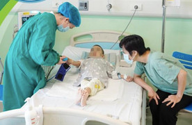 Bé 8 tuổi hồi sinh nhờ ghép thận