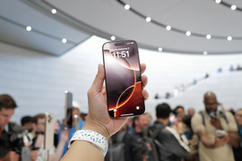 Dân TP.HCM thức xuyên đêm, xếp hàng mua iPhone 16 series