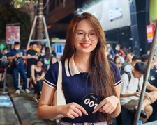 Dân TP.HCM thức xuyên đêm, xếp hàng mua iPhone 16 series