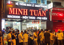 Dân TP.HCM thức xuyên đêm, xếp hàng mua iPhone 16 series