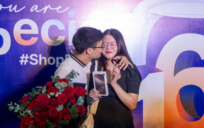 Dân TP.HCM thức xuyên đêm, xếp hàng mua iPhone 16 series