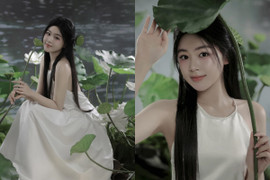 Con gái MC Quyền Linh diện áo yếm khoe vẻ đẹp bên hoa sen