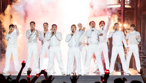 Khán giả xếp hàng giữa trời 12 độ C xem concert 'Anh trai vượt ngàn chông gai'