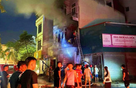 Cứu 4 người bị mắc kẹt trong đám cháy ở Bắc Ninh