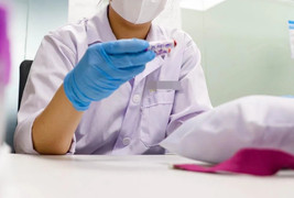 Bị trêu 'bé không giống bố', người đàn ông bí mật mang tóc con xét nghiệm ADN