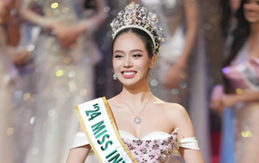 Hoa hậu Thanh Thủy diễu hành trên phố khi về nước sau đăng quang quang