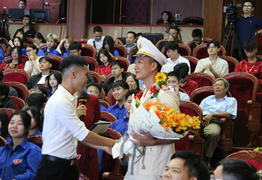 Thầy giáo chống nạng dạy chữ ở ốc đảo hơn 30 năm