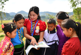 Thầy giáo chống nạng dạy chữ ở ốc đảo hơn 30 năm