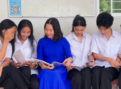 Thầy giáo chống nạng dạy chữ ở ốc đảo hơn 30 năm