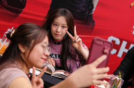 Sao Hàn 24/11: Fan Việt khóc khi gặp T-ara ở Hà Nội, Song Hye Kyo khoe mặt mộc 