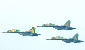 Phi đội tiêm kích Su-30MK2 và trực thăng Mi bay trên bầu trời Hà Nội