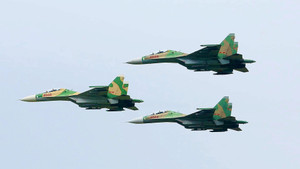 Tiêm kích 'hổ mang chúa' Su30-MK2 hợp luyện trên bầu trời Hà Nội