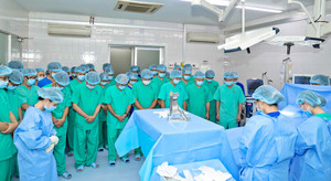 Hàng chục y bác sĩ cúi đầu tri ân chàng trai chết não hiến tạng cứu 7 người