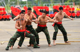 Xem đặc công vượt lửa, bẻ cong thanh sắt bằng cổ