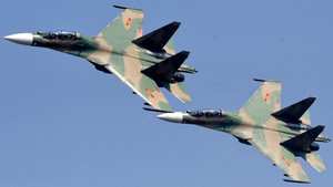 Xem 'Hổ mang chúa' Su-30MK2 bay tách biên đội, xoay nhiều vòng trên không