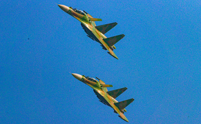 Chiêm ngưỡng 'hổ mang chúa' Su-30MK2 nhào lộn trên bầu trời Hà Nội