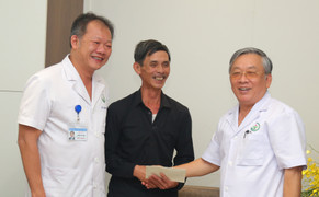 Cuộc hội ngộ xúc động giữa người được ghép gan và bác sĩ phẫu thuật sau 14 năm