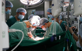 Ca đại phẫu của 60 y bác sĩ để người đàn ông chết não trao đi ‘món quà sự sống’