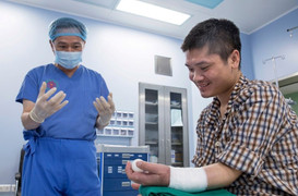 Vị giáo sư 'mở đường' đưa kỹ thuật ghép chi thể về Việt Nam