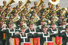 'Bóng hồng' khối quân nhạc vác kèn nặng 18kg hợp luyện cho Triển lãm Quốc phòng 