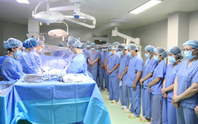 60 y bác sĩ cúi đầu tri ân chàng trai 18 tuổi chết não hiến tạng cứu người