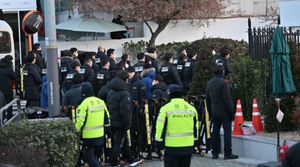 Giằng co giữa quân đội và điều tra viên bên ngoài dinh Tổng thống Hàn Quốc