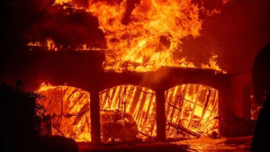 Có thể sử dụng nước biển để dập tắt các đám cháy rừng ở California không?