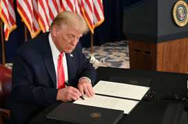 Tổng thống Trump ký cả trăm sắc lệnh: Chặn nhập cư, rút khỏi Thỏa thuận Paris