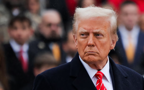 Tổng thống Trump ký cả trăm sắc lệnh: Chặn nhập cư, rút khỏi Thỏa thuận Paris