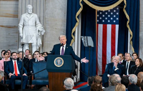 Tổng thống Trump ký cả trăm sắc lệnh: Chặn nhập cư, rút khỏi Thỏa thuận Paris