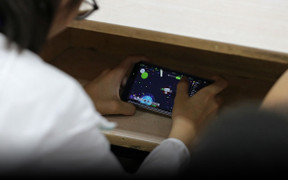 Trung Quốc nở rộ thiết bị ngụy trang giúp học sinh dùng trộm điện thoại