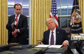 Tổng thống Trump ký cả trăm sắc lệnh: Chặn nhập cư, rút khỏi Thỏa thuận Paris