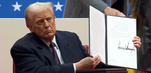 Tổng thống Trump ký cả trăm sắc lệnh: Chặn nhập cư, rút khỏi Thỏa thuận Paris