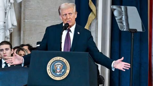 Tổng thống Trump ký cả trăm sắc lệnh: Chặn nhập cư, rút khỏi Thỏa thuận Paris