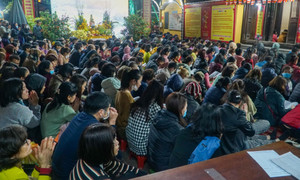 Khi Đức Phật khất thực ở nơi người dân oán hận nghĩ ngài gây nạn đói