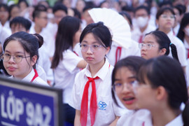 Nhiều phụ huynh lo 'học phí được miễn nhưng phụ phí tăng 3 - 4 lần'