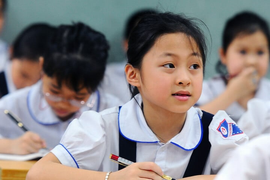 Nhiều phụ huynh lo 'học phí được miễn nhưng phụ phí tăng 3 - 4 lần'