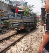 Xe tải mắc kẹt trên đường ray