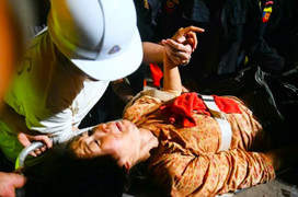 Người phụ nữ sống sót kỳ diệu sau hơn 30 giờ mắc kẹt do động đất ở Myanmar