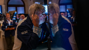 Dow Jones 'bốc hơi' 1.000 điểm sau tuyên bố áp thuế của ông Trump