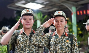 Khoảnh khắc xúc động chia tay các chiến sĩ trở về sau lễ diễu binh 30/4