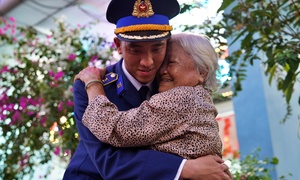 Tiễn đoàn diễu binh 30/4: Cụ bà 82 tuổi rưng rưng ôm chiến sĩ 