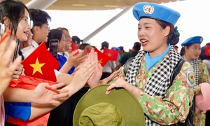 Người dân TP.HCM lưu luyến tiễn các nữ chiến sĩ sau lễ diễu binh 30/4