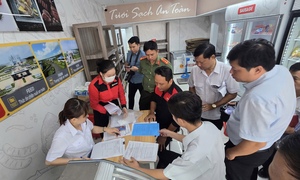 Đoàn kiểm tra mời chủ các cửa hàng Fresh Shop - Công ty C.P ở Sóc Trăng làm việc