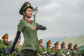 Khám phá buổi tập luyện của nữ công an dưới nắng gắt chuẩn bị lễ duyệt binh 2/9