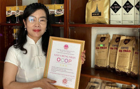 Chuyển vụ việc cửa hàng Trung Hiếu nghi bán xe điện giả sang công an điều tra