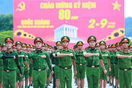 Chiến sĩ luyện tập dưới nắng lửa, chuẩn bị diễu binh Quốc khánh 2/9