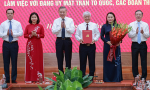 Tổng Bí thư trao quyết định về tổ chức bộ máy Cơ quan Ủy ban Trung ương MTTQ